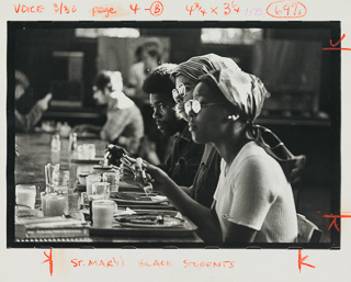 Students eating in Oliver Hall, 1980