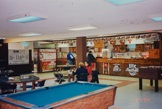 Students at the pub on Moraga campus, 1994