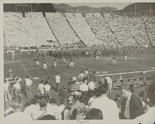 Saint Mary&#39;s College versus University of California, Berkeley football match at Memorial Stadium in Berkeley., 1946