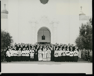 A large group of people posed in front of the chapel on Saint de La Salle Day, 1950