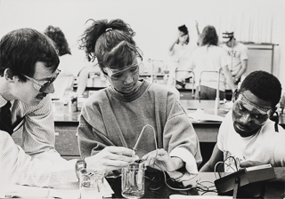 Professor Steve Bachofer and students in a chemistry lab, 2000